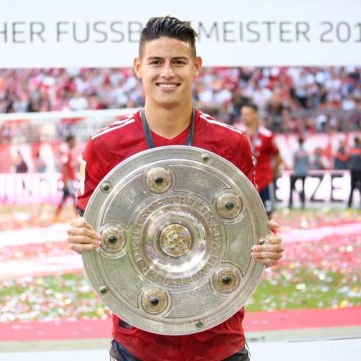 James Rodríguez, con el trofeo de la Bundesliga