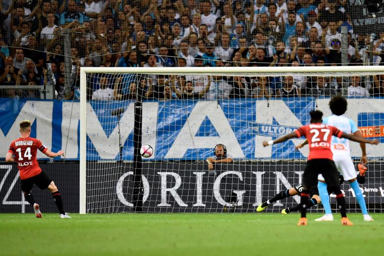 Benjamin Bourigeaud marque sur penalty lors de Marseille - Stade Rennais / Ligue 1