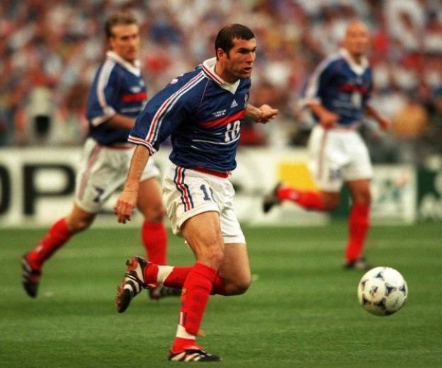 Zinedine Zidane portait des Adidas Predator accelerator lors de la Coupe du monde 1998.