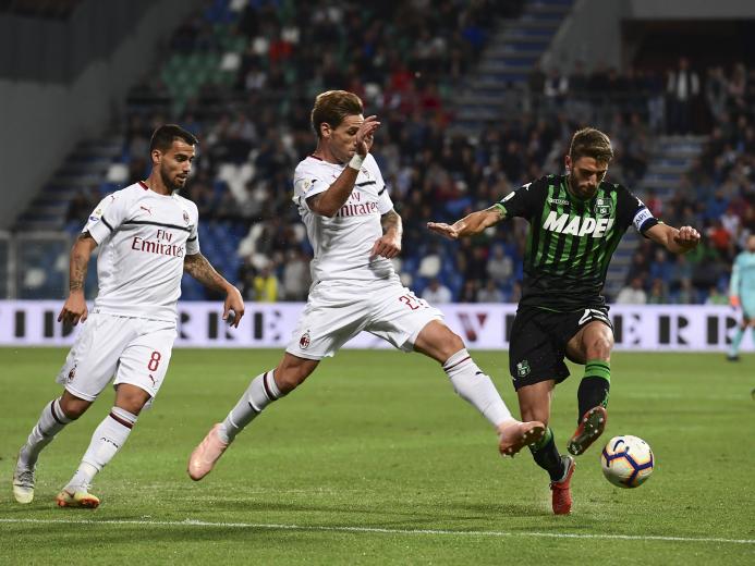 Suso et Lucas Biglia au duel avec Domenico Berardi lors de Sassuolo-AC Milan / Serie A