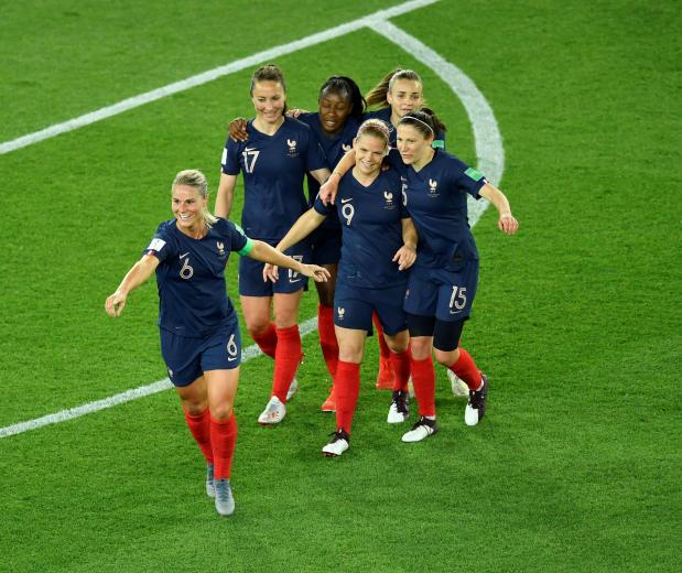 La joie d'Amandine Henry et des Bleues lors du match entre la France et la Corée du Sud, le 7 juin 2019 au Parc des Princes.