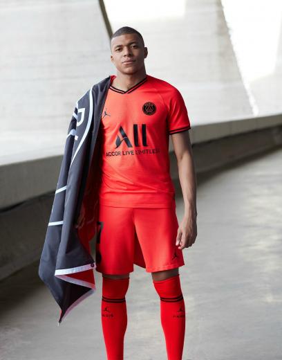Kylian Mbappé avec le maillot extérieur du PSG signé Jordan pour la saison 2019-2020.