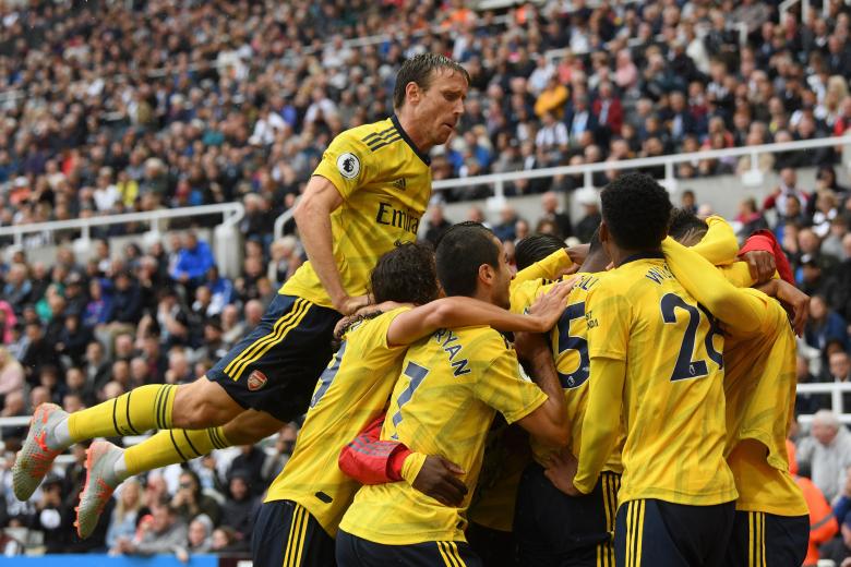 Pierre-Emerick Aubameyang et ses coéquipiers célèbrent le but marqué sur la pelouse de Newcastle
