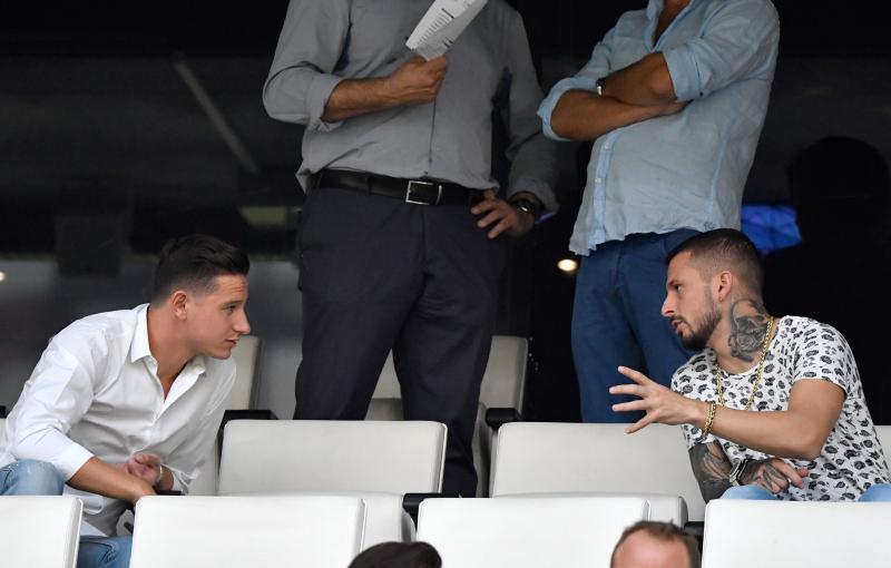 Florian Thauvin discute avec Dario Benedetto lors de la rencontre amicale entre Marseille et Naples