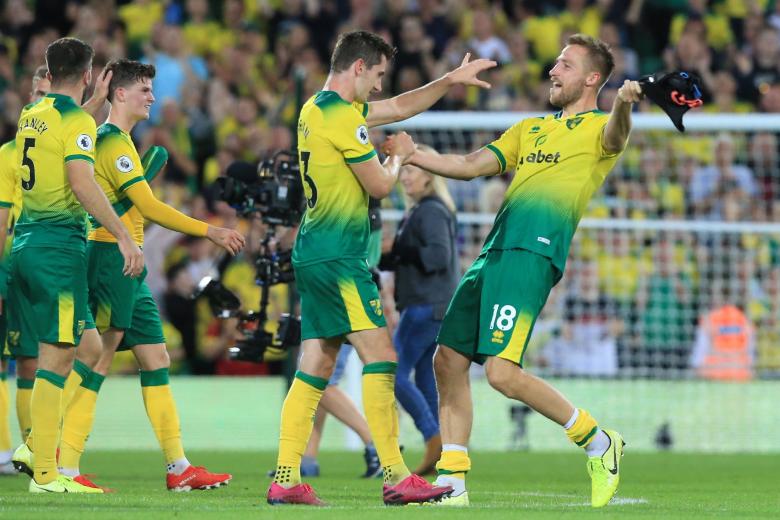 Marco Stiepermann et Kenny McLean fêtent la victoire de Norwich contre Manchester City en Premier League le 14 septembre 2019