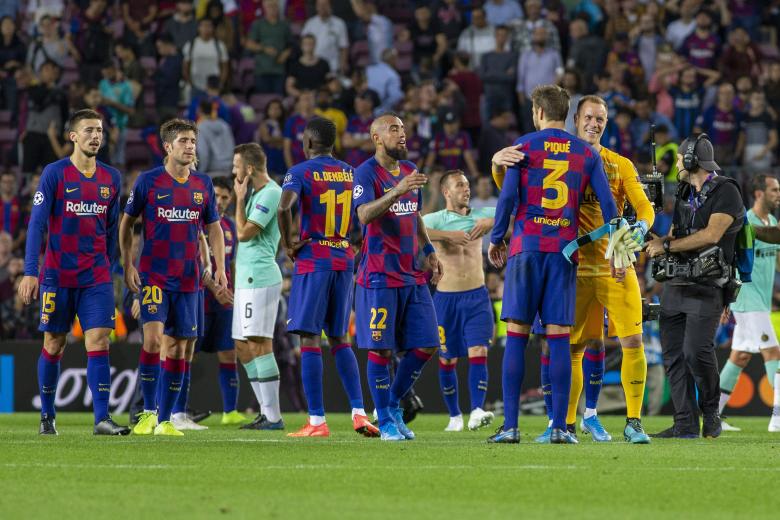 Gerard Piqué et ses coéquipiers à la fin de FC Barcelone - Interen Ligue des champions le 2 octobre 2019