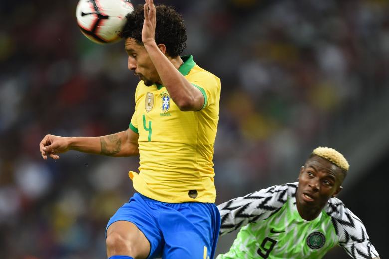 Marquinhos face à Victor Osimhen lors de Brésil-Nigéria