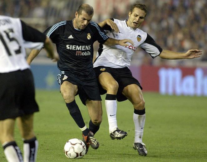 Ruben Baraja et Zinedine Zidanelors de FC Valence - Real Madrid le 27 septembre 2003