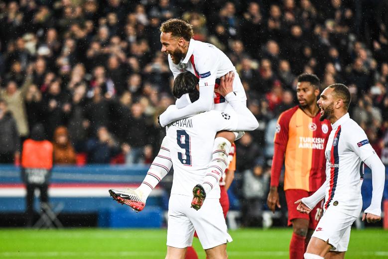 Neymar saute dans les bras d'Edinson Cavani