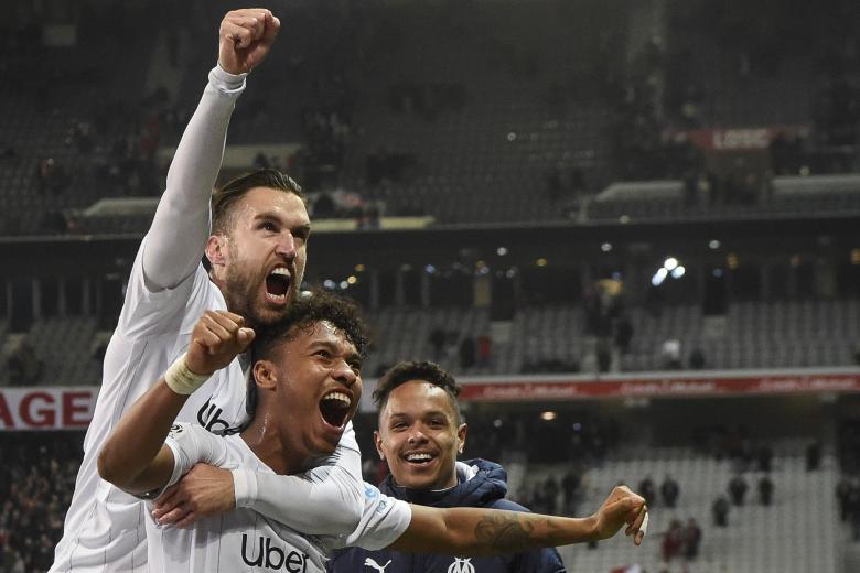 Kevin Strootman et Boubacar Kamara célèbrent la victoire de l'OM lors de la rencontre Lille-Marseille / Ligue 1