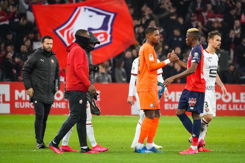 Mike Maignan et Victor Osimhen à l'issue de Lille - Rennes en ligue 1 le 4 février 2020