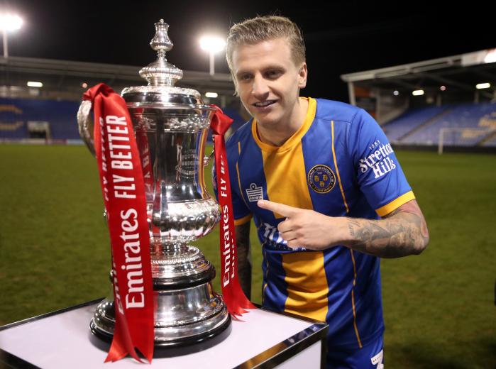 Jason Cummings (Shrewsbury Town) avec le trophée de la FA Cup le 26 janvier 2020