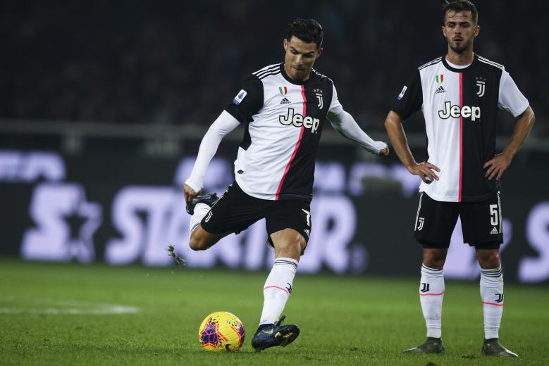 Cristiano Ronaldo frappe un coup franc sous les yeux de Miralem Pjanic, lors de Torino - Juventus, le 2 novembre 2019
