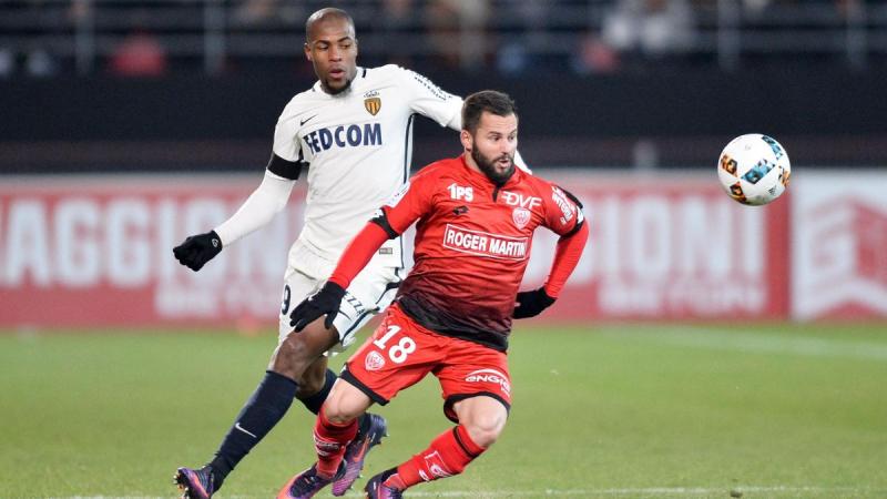 Djibril Sidibé (Monaco) derrière Frédéric Sammaritano (Dijon)