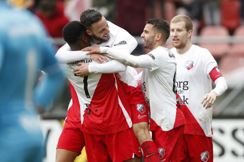 Gyrano Kerk félicité par ses coéquipiers lors de FC Utrecht - Sparta Rotterdam en Eredivisie le 8 mars 2020