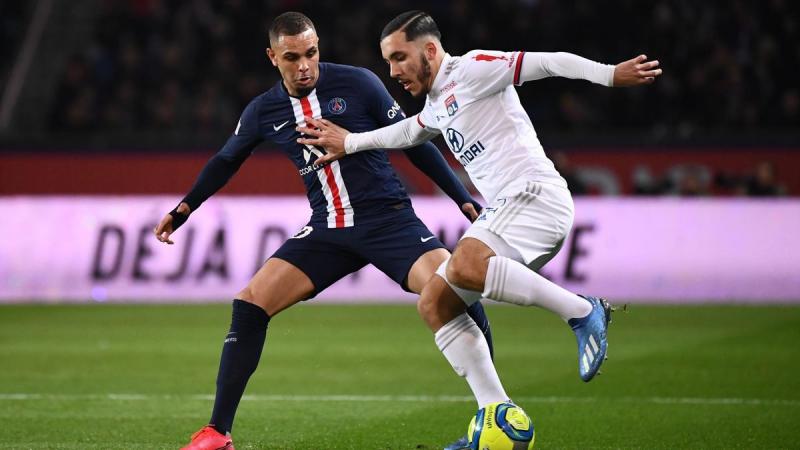 Layvin Kurzawa face à Rayan Cherki lors de PSG-Lyon, 2020