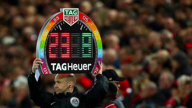 Un quatrième arbitre effectue un changement