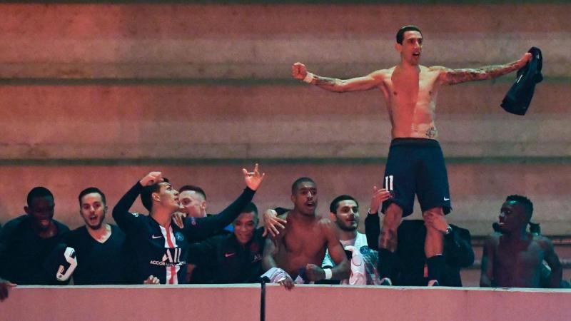 Di Maria (PSG) lors de la célébration avec les supporters