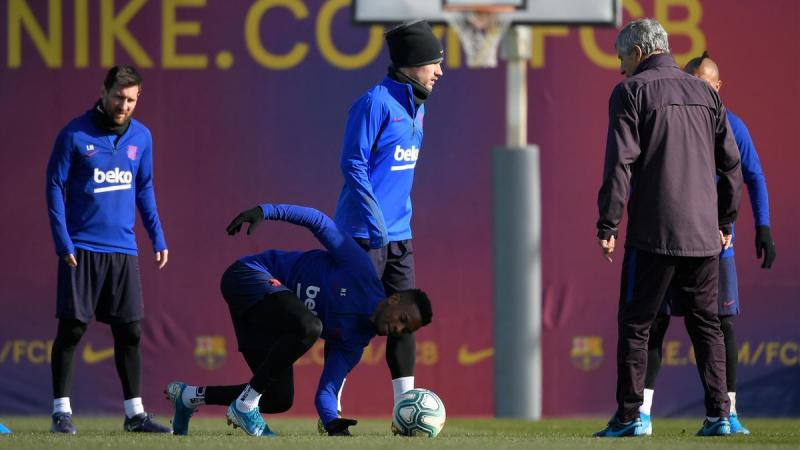Quique Setién (à droite), avec Lionel Messi (gauche) et Antoine Griezmann (centre) à l'entraînement avec le Barça - 18/01/2020