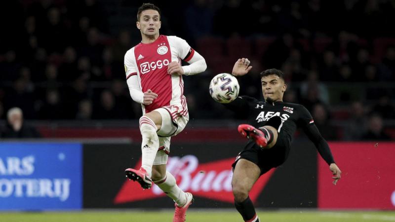Dusan Tasic (Ajax Amsterdam) gegen Owen Wijndal (AZ Alkmaar) im Topspiel der Eredivisie