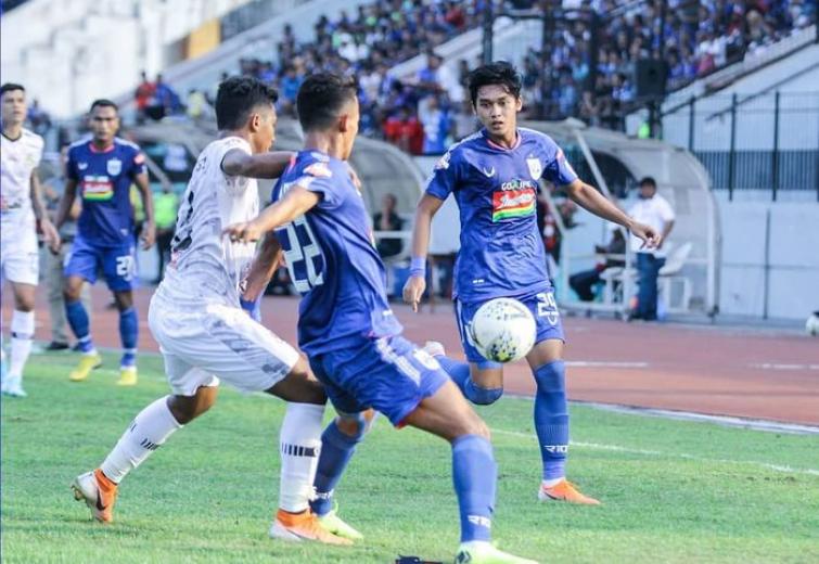 Striker PSIS Semarang, Hari Nur Yulianto, mendapatkan pengawalan ketat dari bek Tira-Persikabo, Rifad Marasabessy, pada laga pekan ke-12 Liga 1 2019.