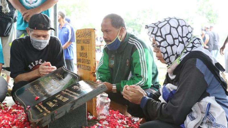 Suasana Hujan dan Haru Iringi Pemakaman Mantan Penggawa Timnas Indonesia Ricky Yacobi