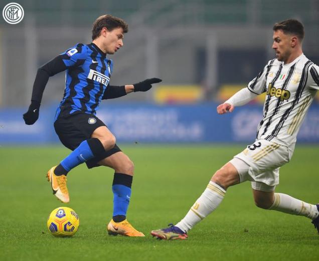 Gelandang Inter Milan, Nicolo Barella, menguasai bola saat menjamu Juventus dalam laga pekan ke-18 Liga Italia 2020-2021, Minggu (17/1/2021) waktu setempat atau Senin pukul 02.45 WIB.