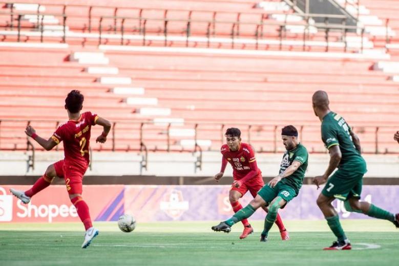 Aksi gelandang Persebaya Surabaya, Aryn Williams, saat mencetak gol ke gawang Bhayangkara FC pada pekan ke-31 Liga 1 2019.