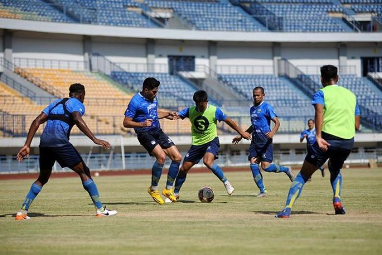 Tim Persib Bandung menggelar training games untuk mematangkan persiapan menghadapi lanjutan Liga 1 2020 di Stadion GBLA, Kota Bandung, Sabtu (22/8/2020).