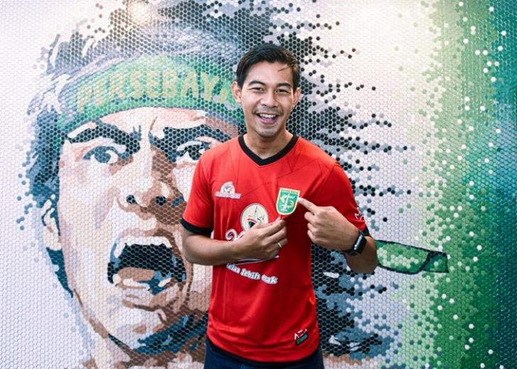 Penjaga Gawang Persebaya Surabaya, Satria Tama, saat dikenalkan sebagai pemain Bajul Ijo di musim 2021.