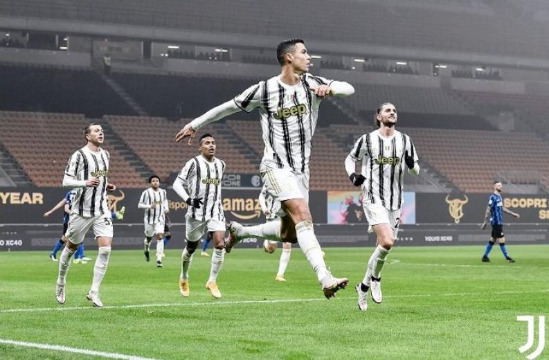 Megabintang Juventus, Cristiano Ronaldo, melakukan selebrasi seusai menjebol gawang Inter Milan dalam laga semifinal Coppa Italia di Stadion Giuseppe Meazza, Selasa (2/2/2021).